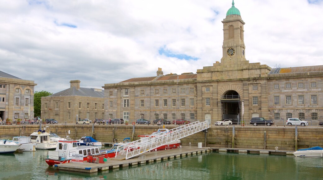 Plymouth som inkluderar en marina, en kuststad och historisk arkitektur
