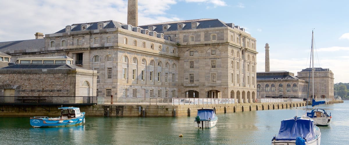 Plymouth mettant en vedette patrimoine architectural et navigation