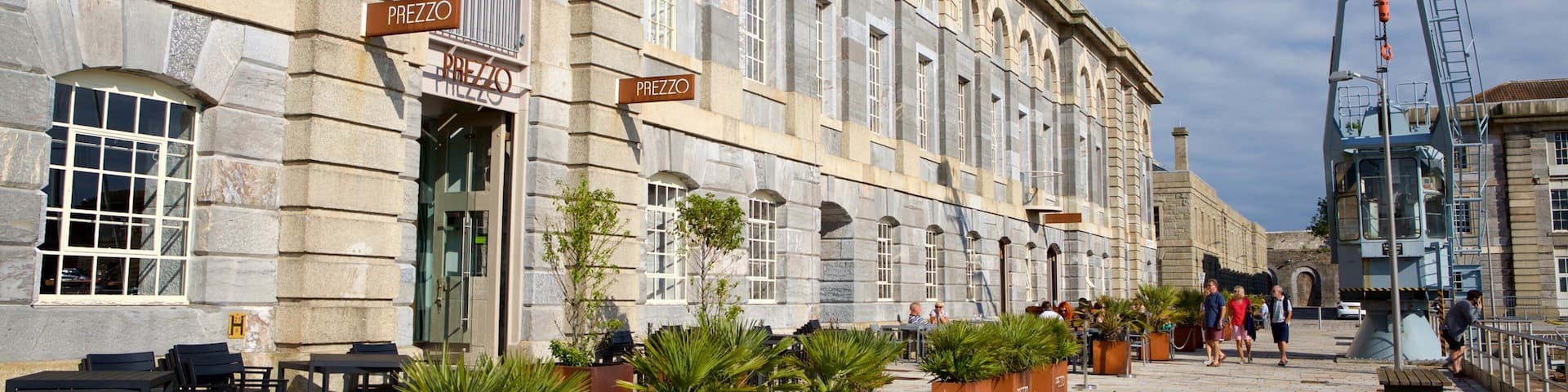 Plymouth showing heritage architecture and cafe lifestyle