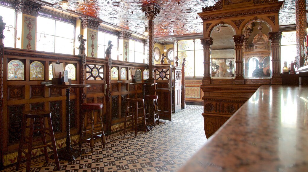 Belfast que incluye elementos patrimoniales, un bar y vista interna