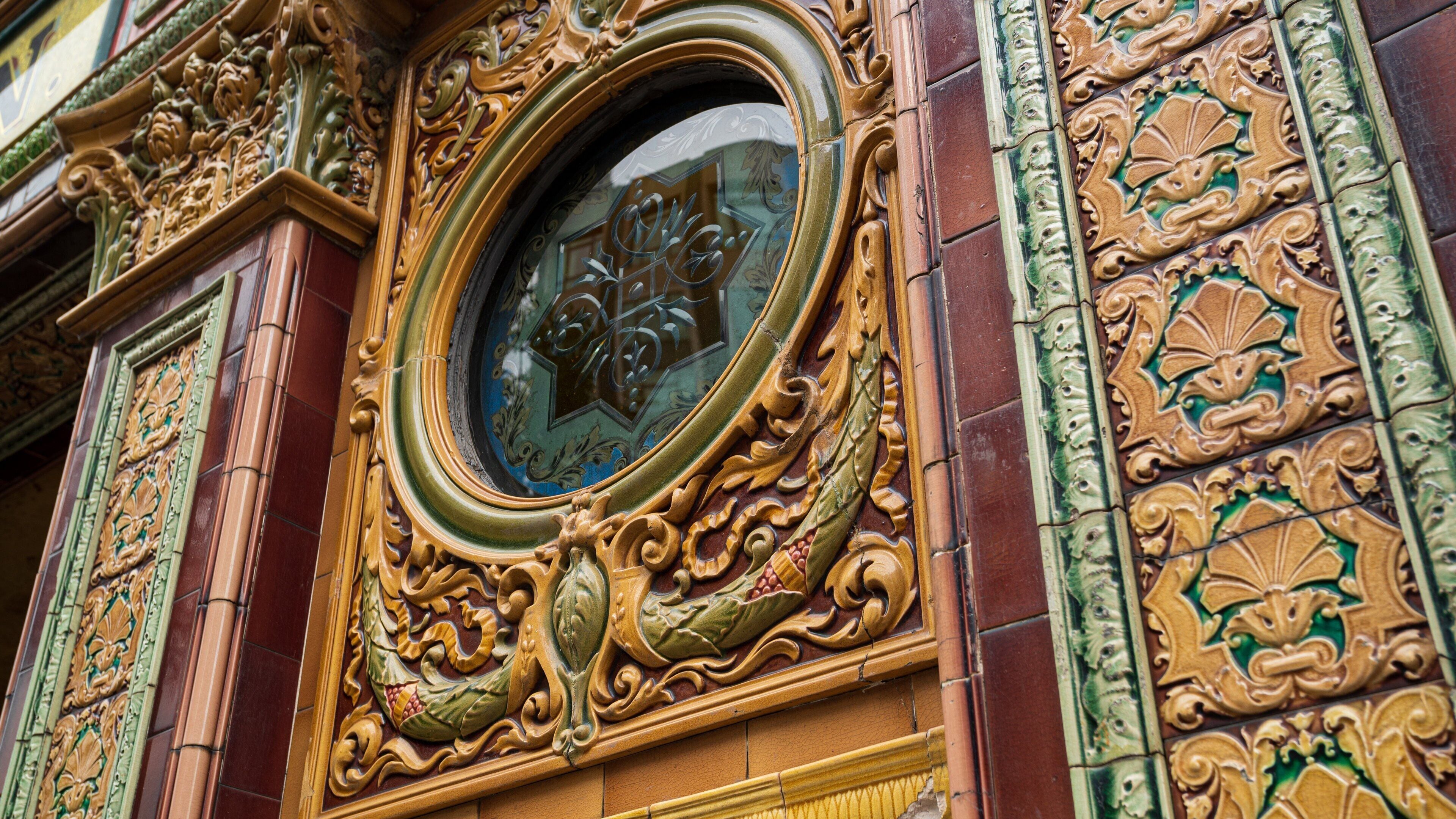 Crown Liquor Saloon showing heritage elements