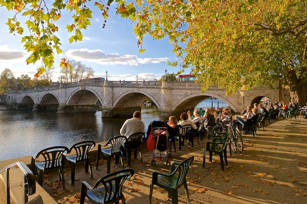 Richmond Bridge das einen BrĂŒcke, Fluss oder Bach und Sonnenuntergang