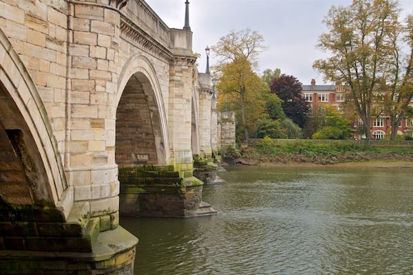 Richmond Bridge caracterizando um rio ou córrego e uma ponte