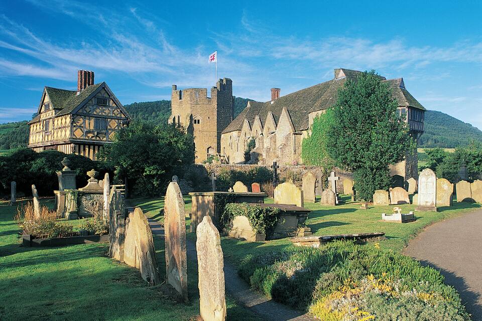 Un château historique doté d’un cimetière bien entretenu et d’une végétation luxuriante.