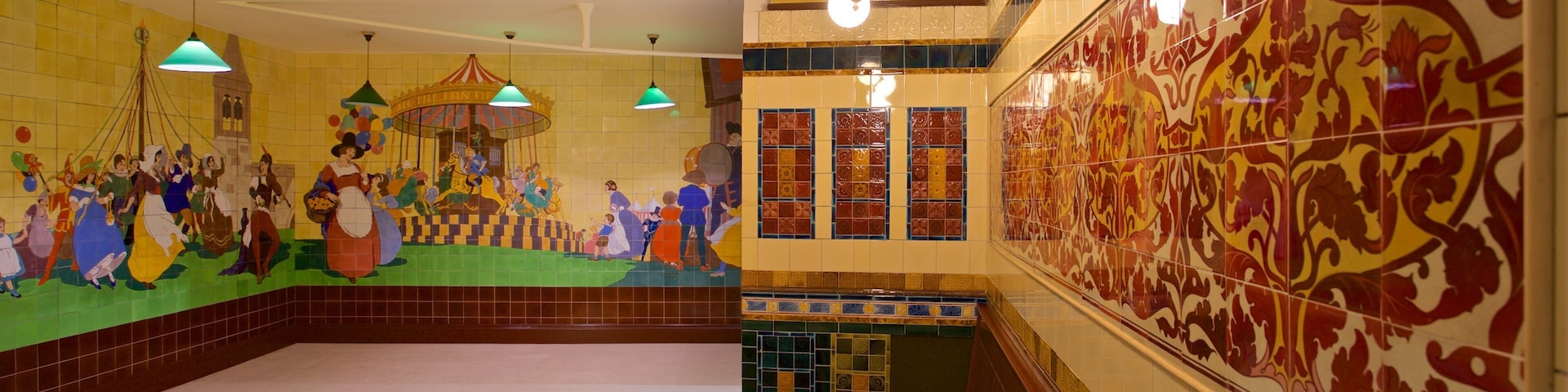 Um mural colorido com um carrossel, uma parede de azulejos com padrões intrincados e uma mesa de mármore.