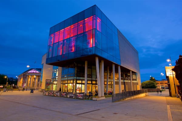 Quad welches beinhaltet bei Nacht und moderne Architektur