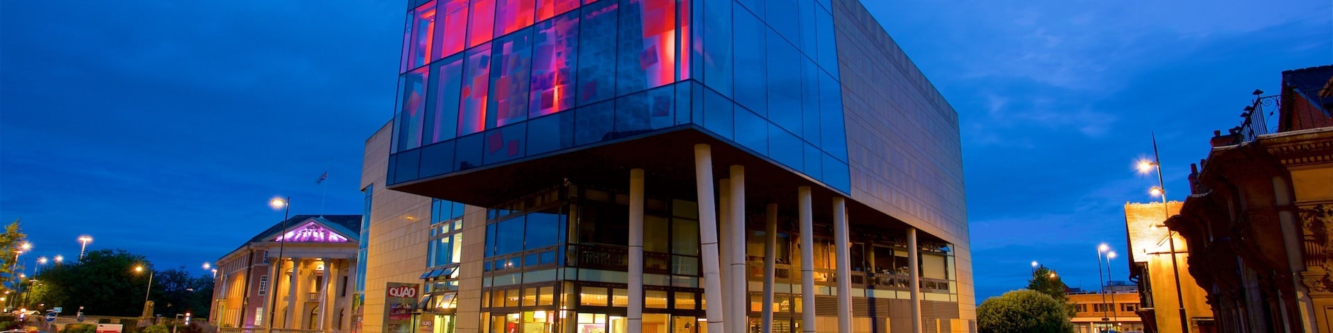 Quad caracterizando cenas noturnas e arquitetura moderna