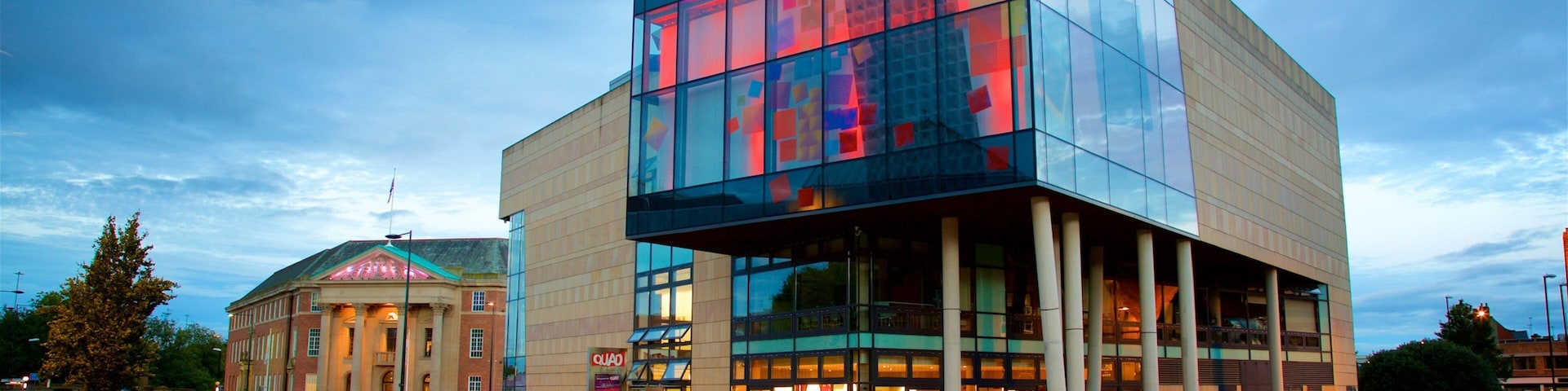 Quad que inclui uma praça ou plaza e arquitetura moderna