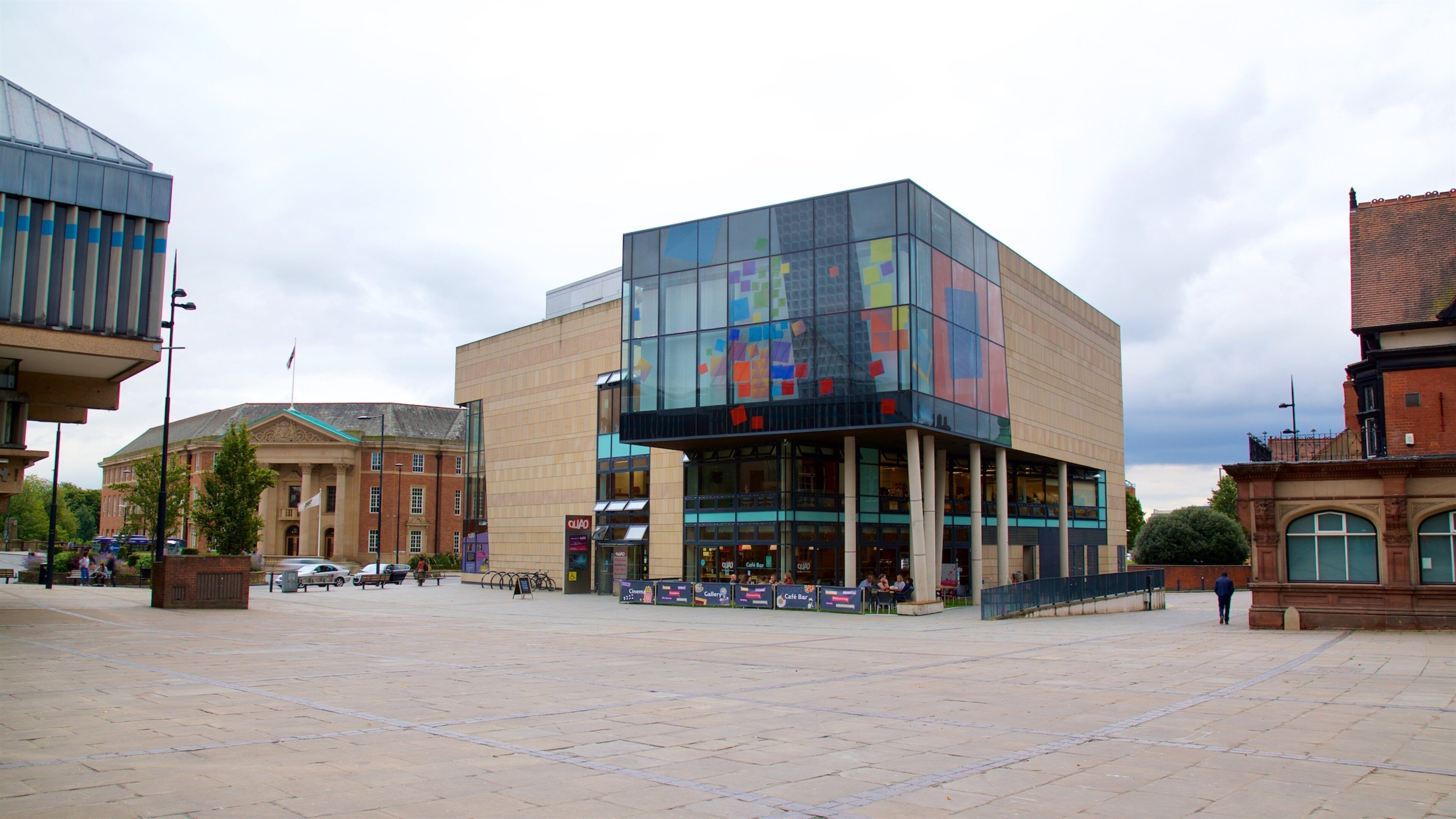 Quad som viser moderne arkitektur, torg eller plass og by