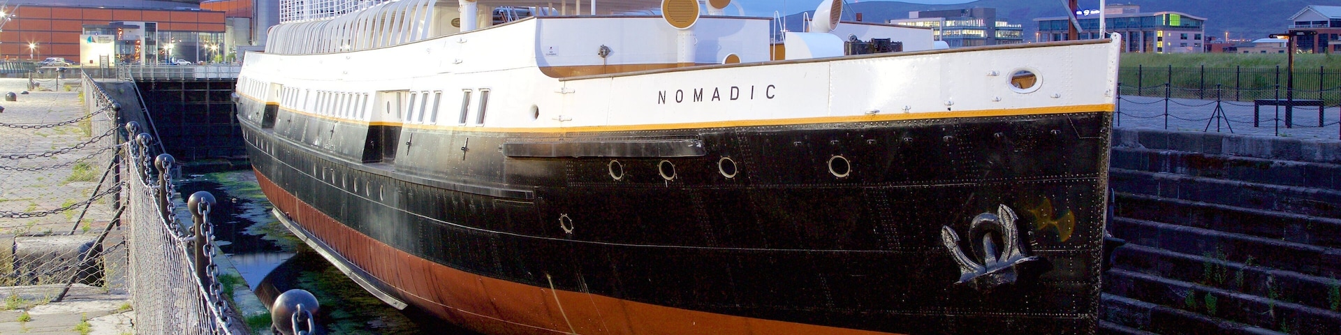 Belfast mostrando elementos patrimoniales y botes