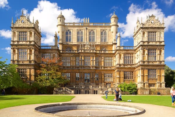 Nottingham johon kuuluu lähde, vanha arkkitehtuuri ja linna