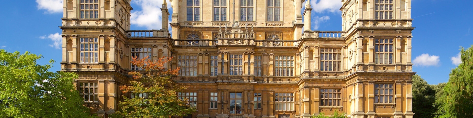 Nottingham showing a fountain, heritage architecture and château or palace