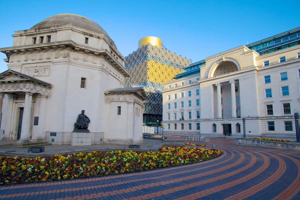 Birmingham som visar modern arkitektur, blommor och ett torg