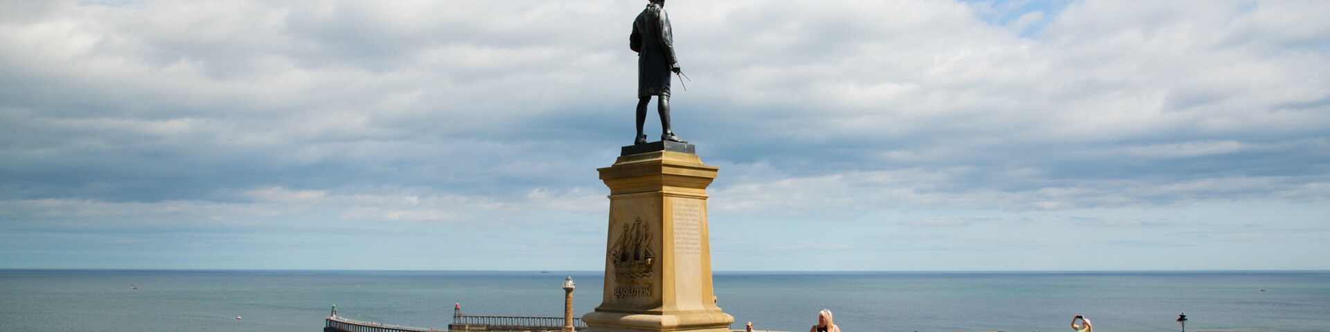 Captain Cook Monument showing a statue or sculpture, a square or plaza and general coastal views