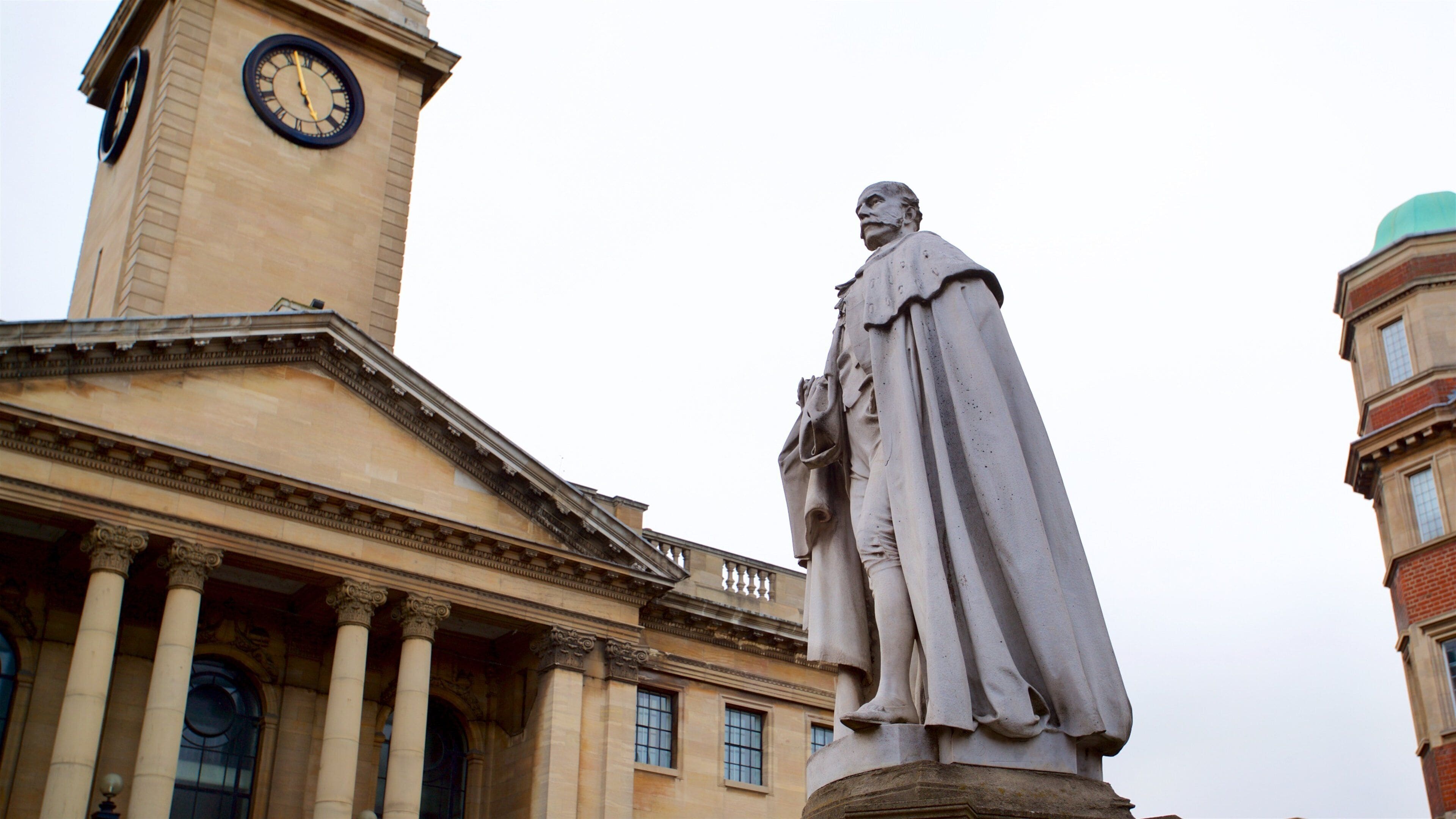Hull Guildhall som inkluderar historiska element och en staty eller skulptur