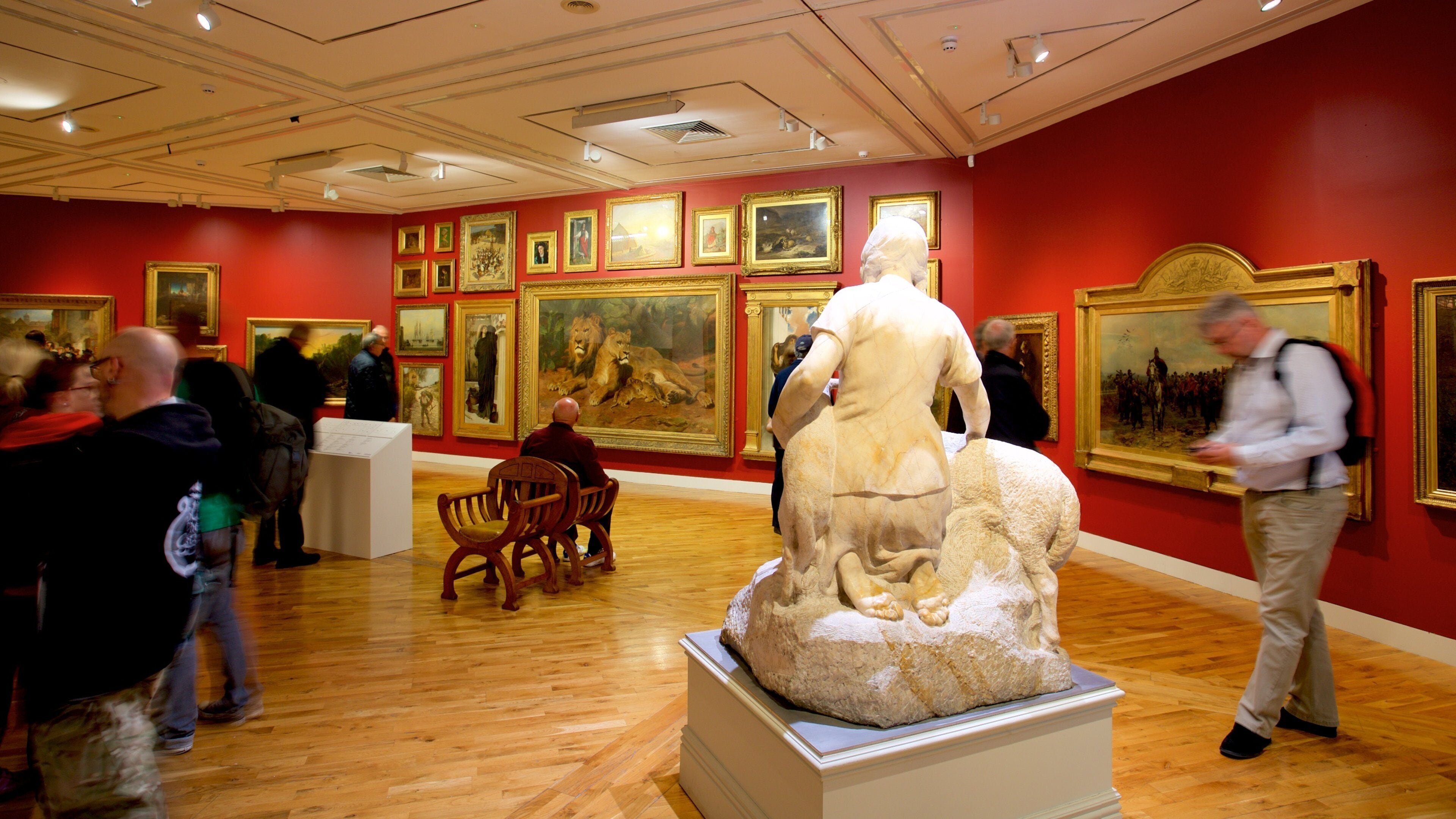 Ferens Art Gallery bevat interieur en kunst en ook een klein groepje mensen