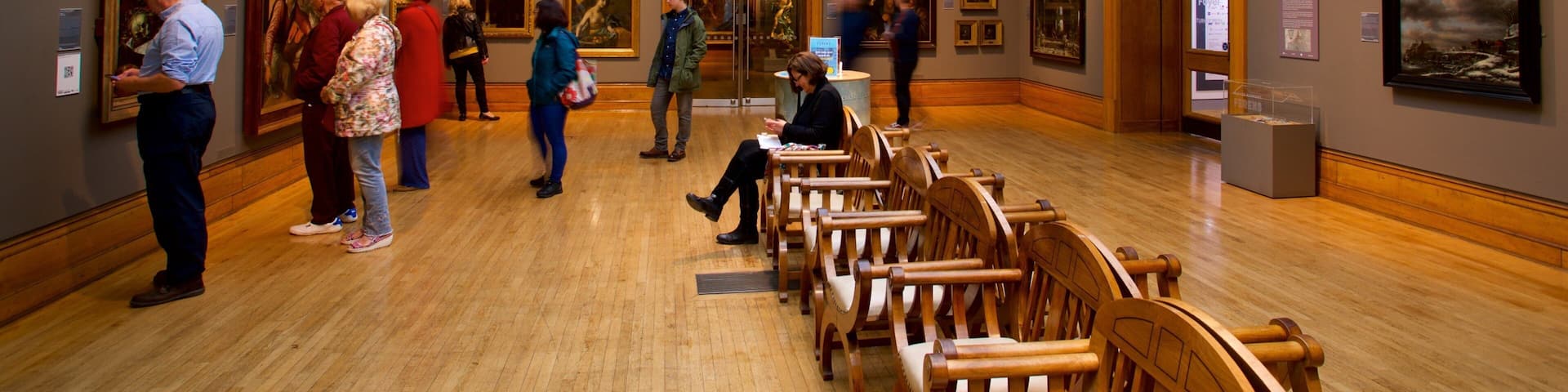 Ferens Art Gallery johon kuuluu taide ja sisäkuvat sekä pieni ryhmä ihmisiä