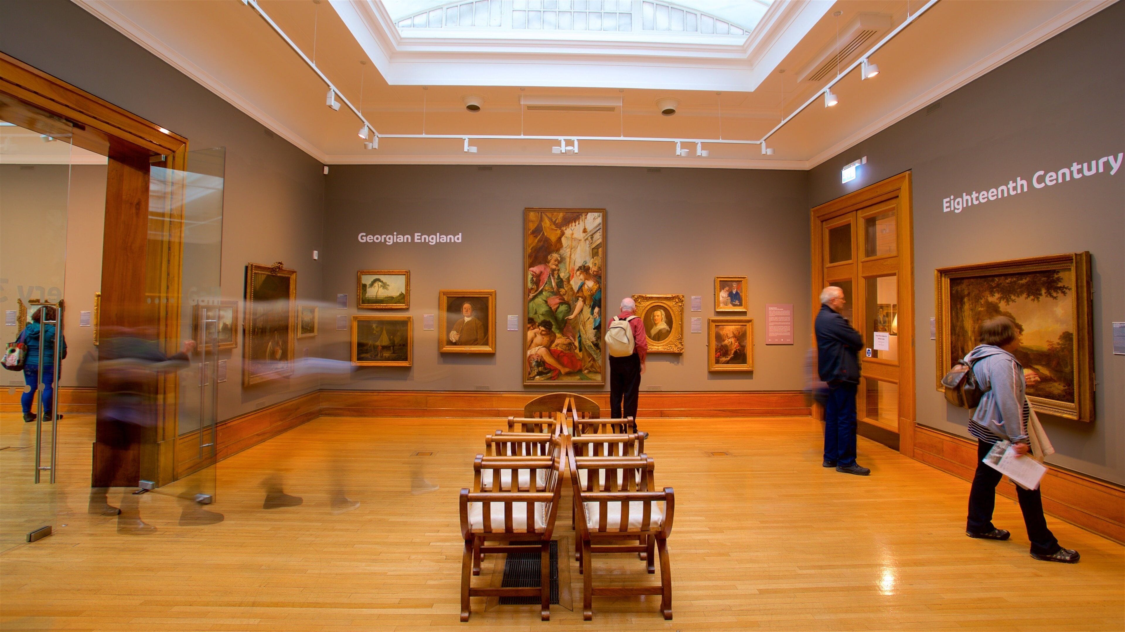 Ferens art gallery fasiliteter samt innendørs og kunst i tillegg til en liten gruppe med mennesker