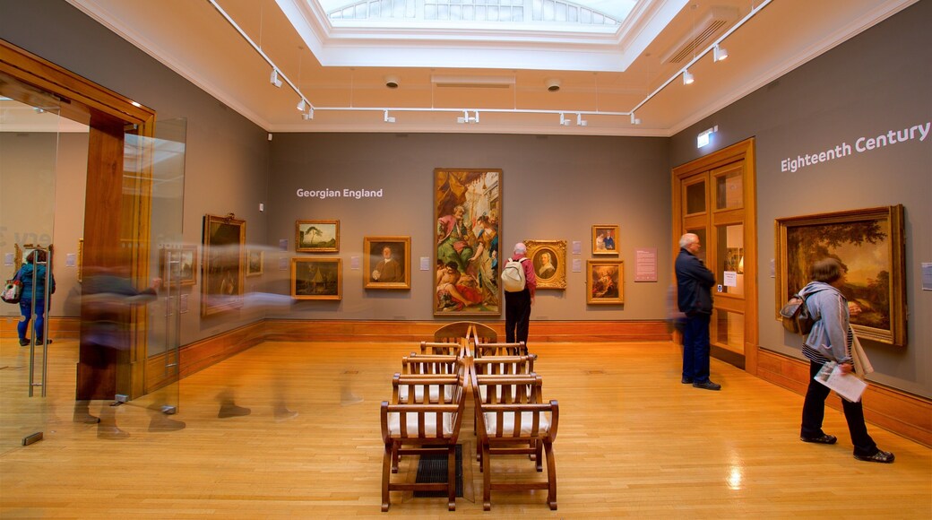 Ferens art gallery fasiliteter samt innendørs og kunst i tillegg til en liten gruppe med mennesker