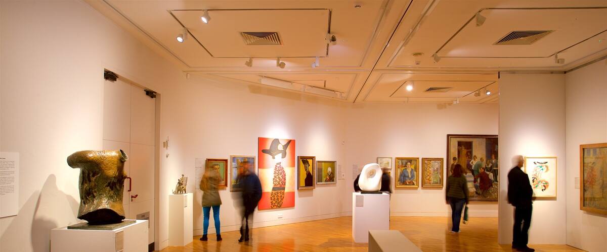 Galería de arte Ferens mostrando vistas interiores y arte y también un pequeño grupo de personas