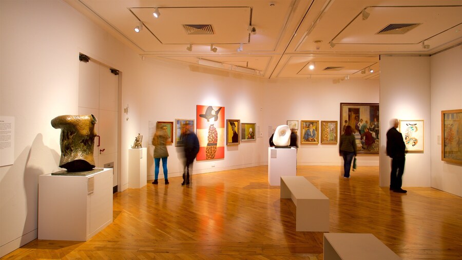 Ferens art gallery som inkluderer kunst og innendørs i tillegg til en liten gruppe med mennesker