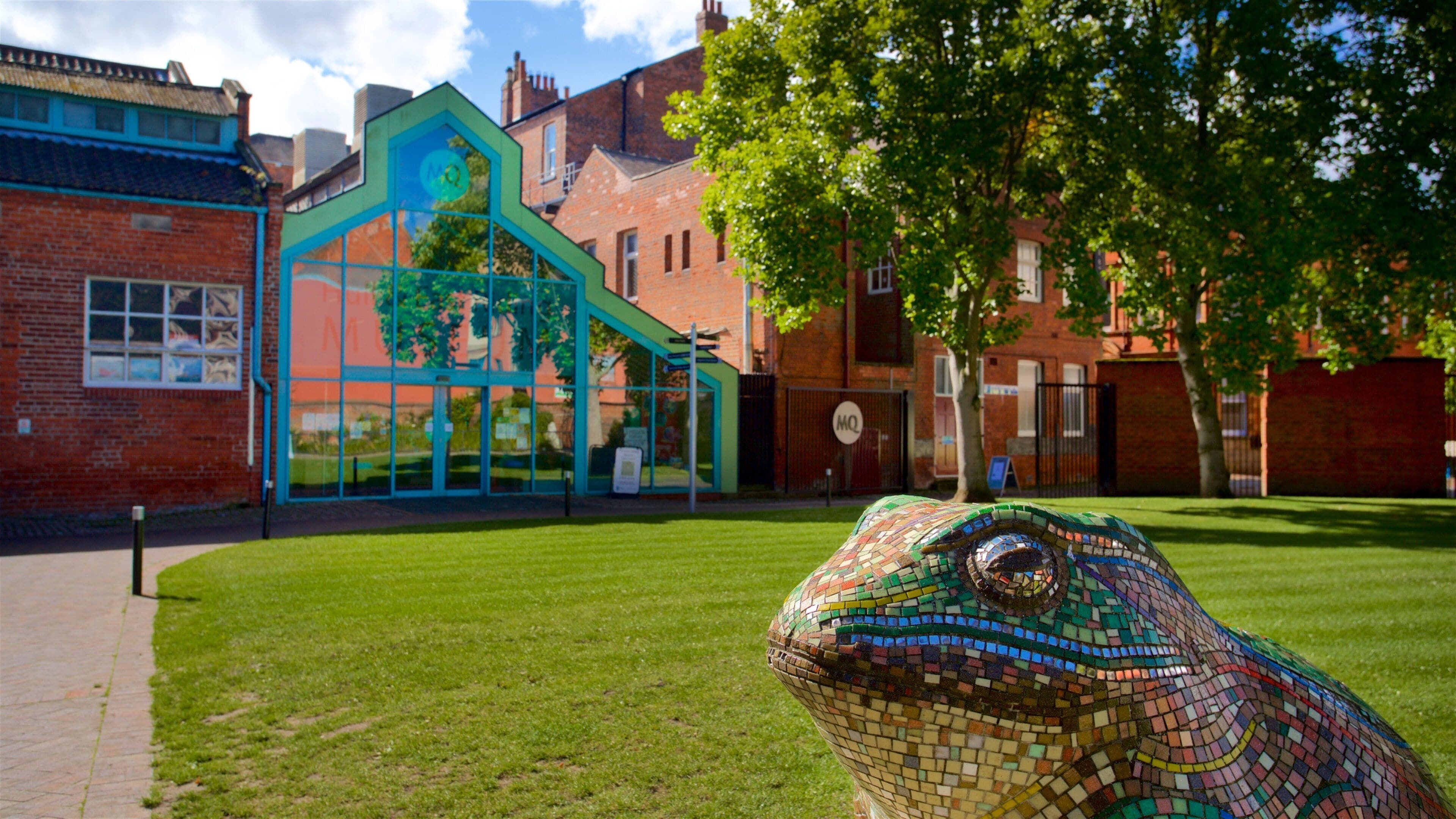 Hull and East Riding Museum som inkluderer utendørs kunst