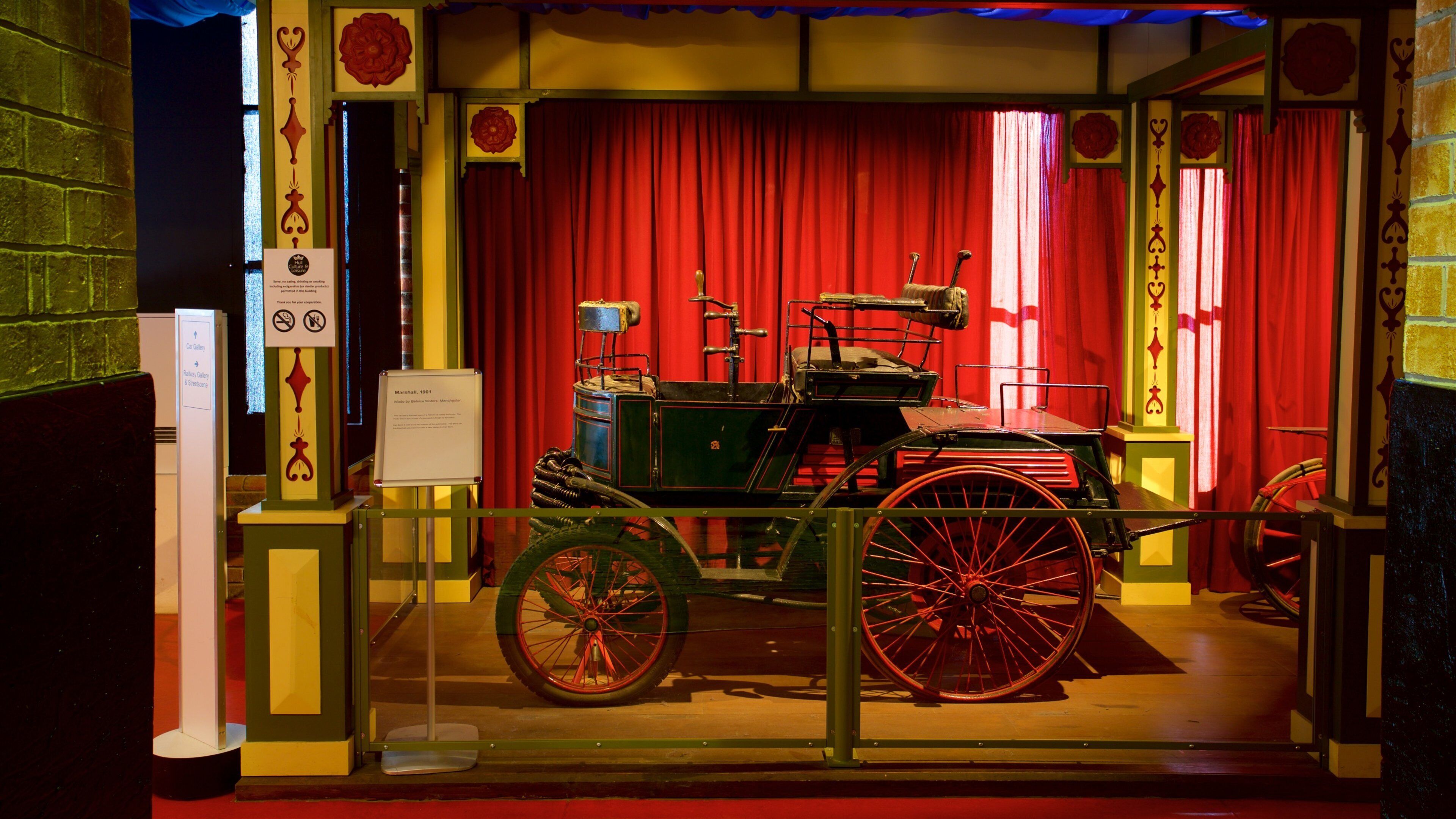 Streetlife Museum of Transport caracterizando elementos de patrimônio e vistas internas