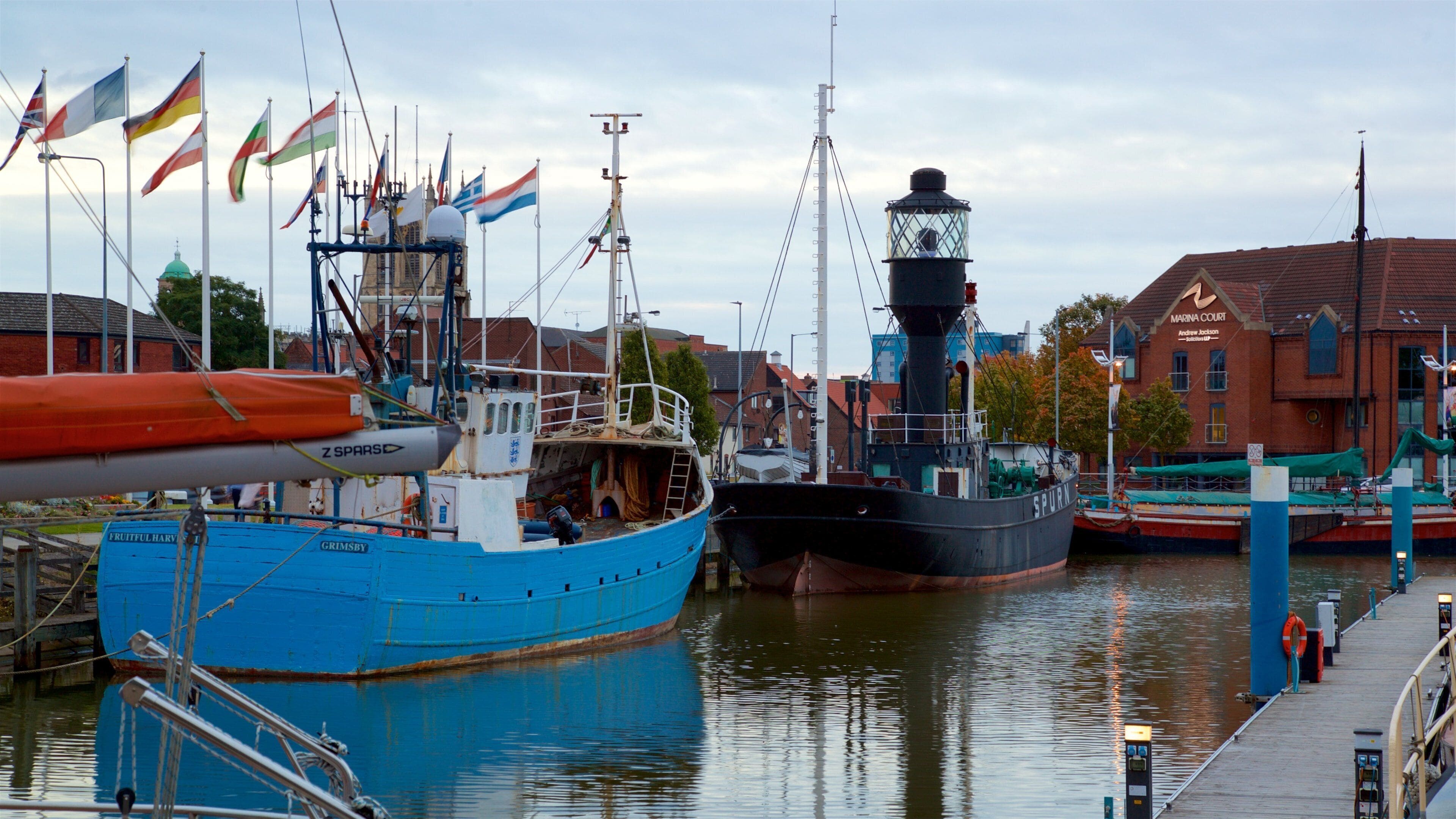 Barco faro Spurn mostrando una bahía o puerto
