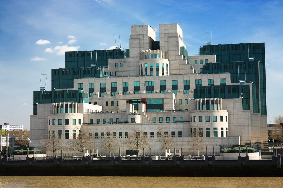 Un edificio moderno de arquitectura con varios niveles y una destacada torre central.