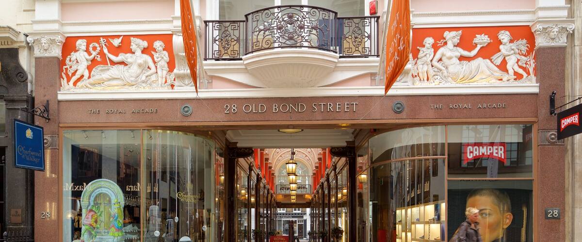 London showing signage, shopping and heritage elements