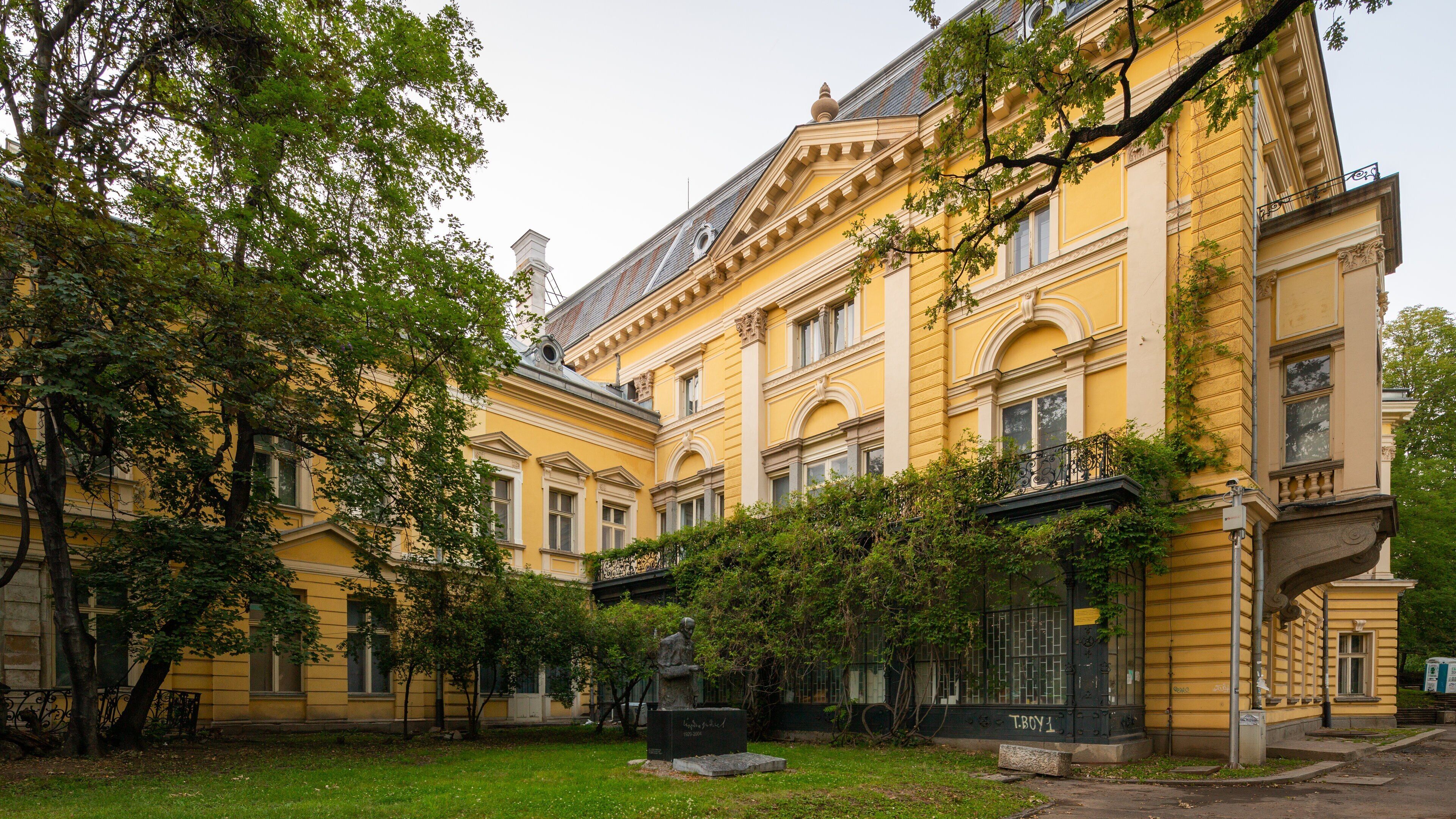 National art gallery featuring heritage architecture