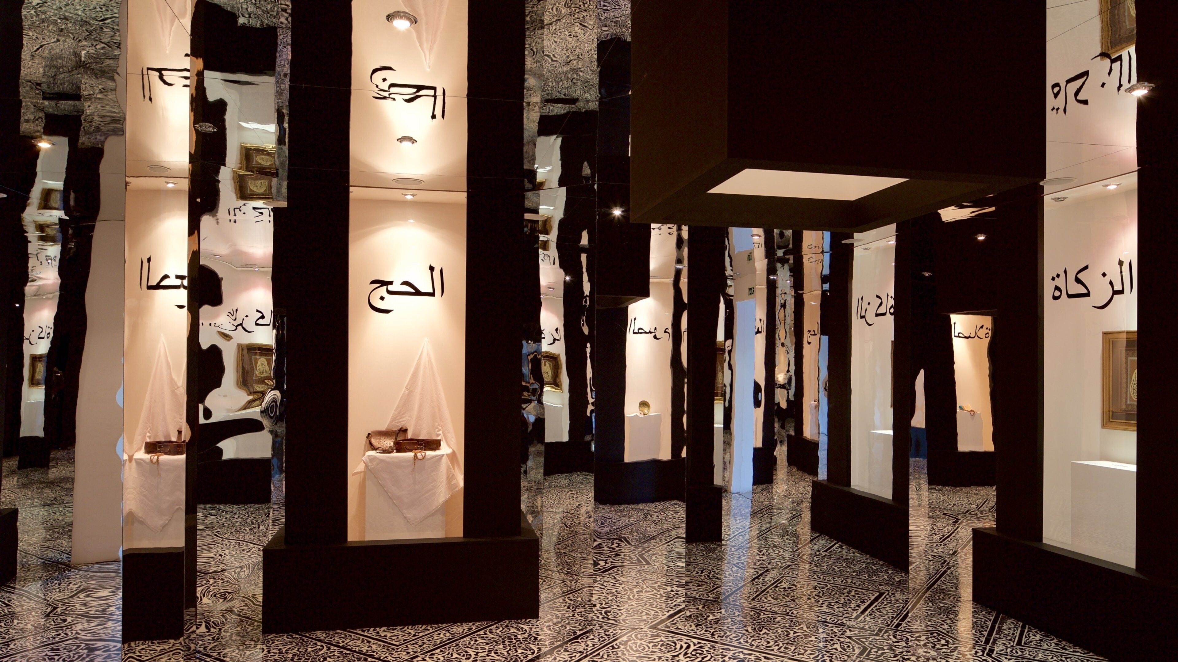 Pecs caracterizando elementos religiosos, uma mesquita e vistas internas