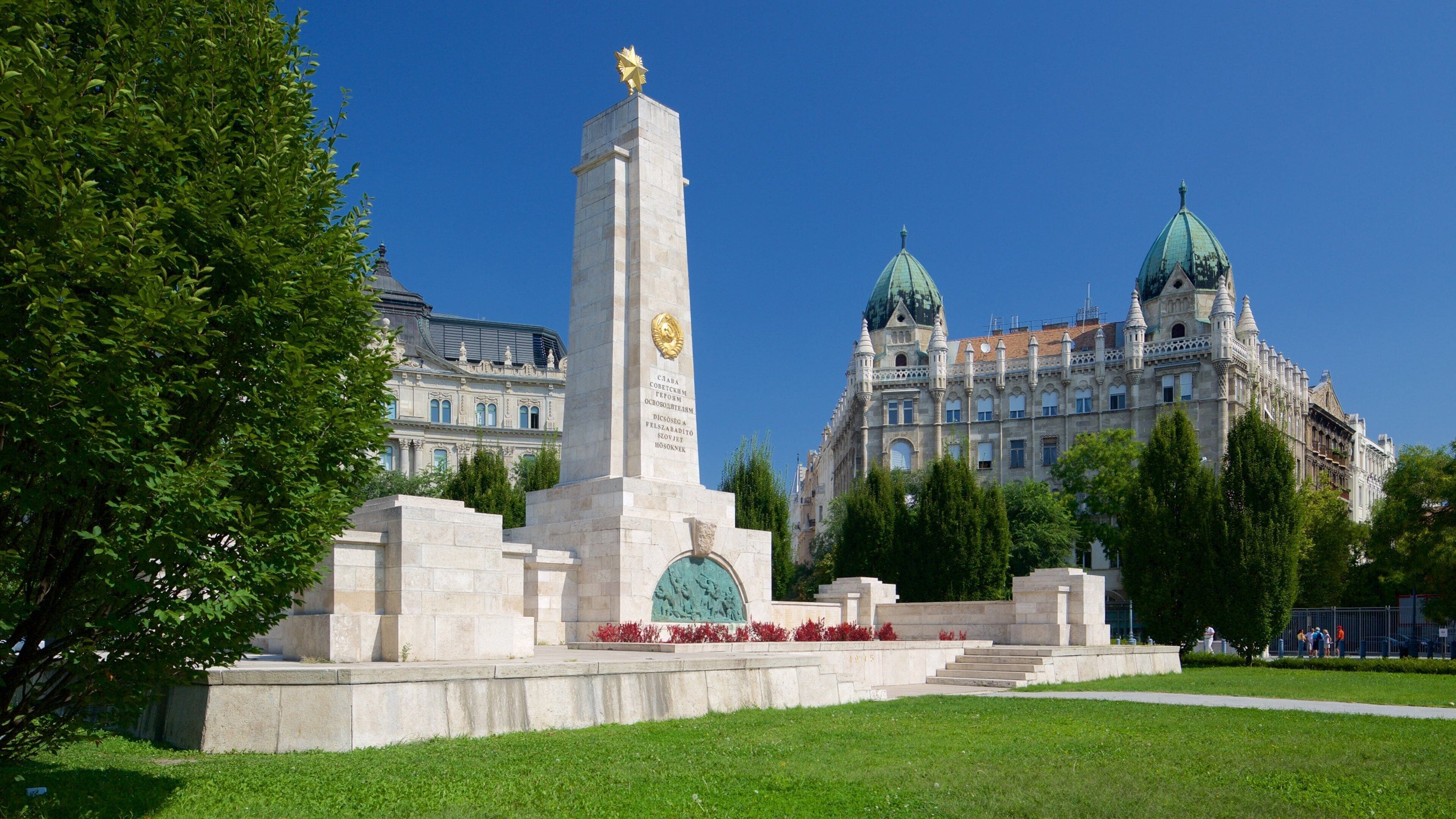 Budapest featuring a monument, heritage architecture and a park