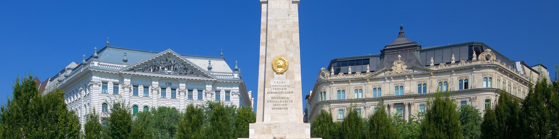 Budapest showing an administrative buidling, heritage architecture and a square or plaza