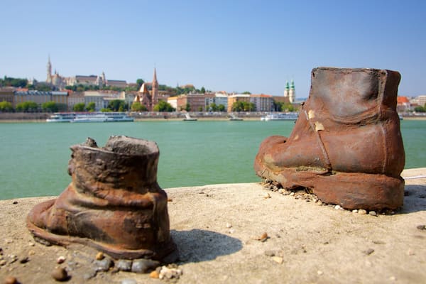 Budapest welches beinhaltet Geschichtliches und Fluss oder Bach
