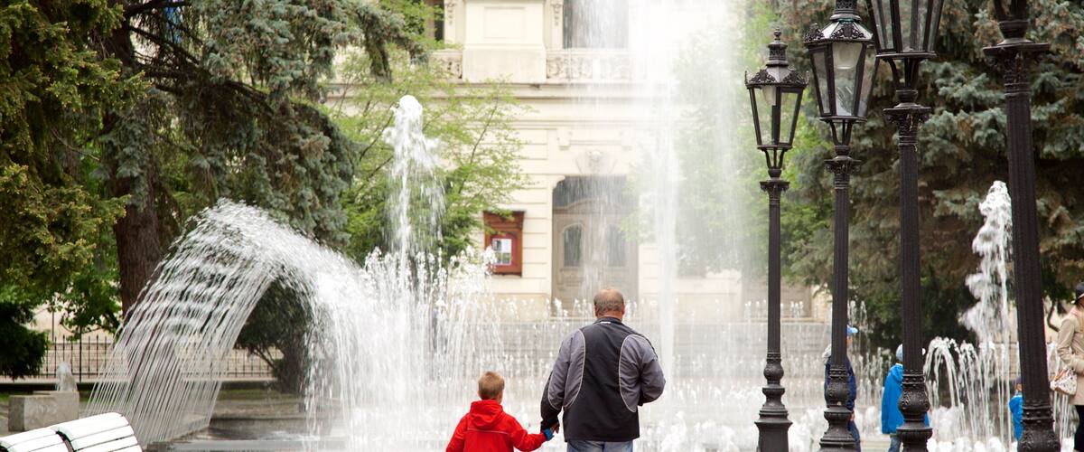 Kosice mit einem Platz oder Plaza, Stadt und Springbrunnen