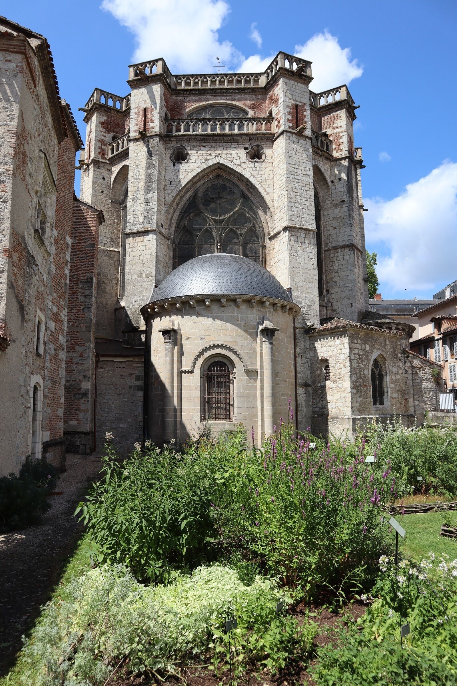 Extérieur de la cathédrale Saint-Étienne de Cahors (46).