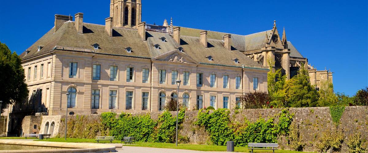 Musée des Beaux Arts which includes heritage architecture