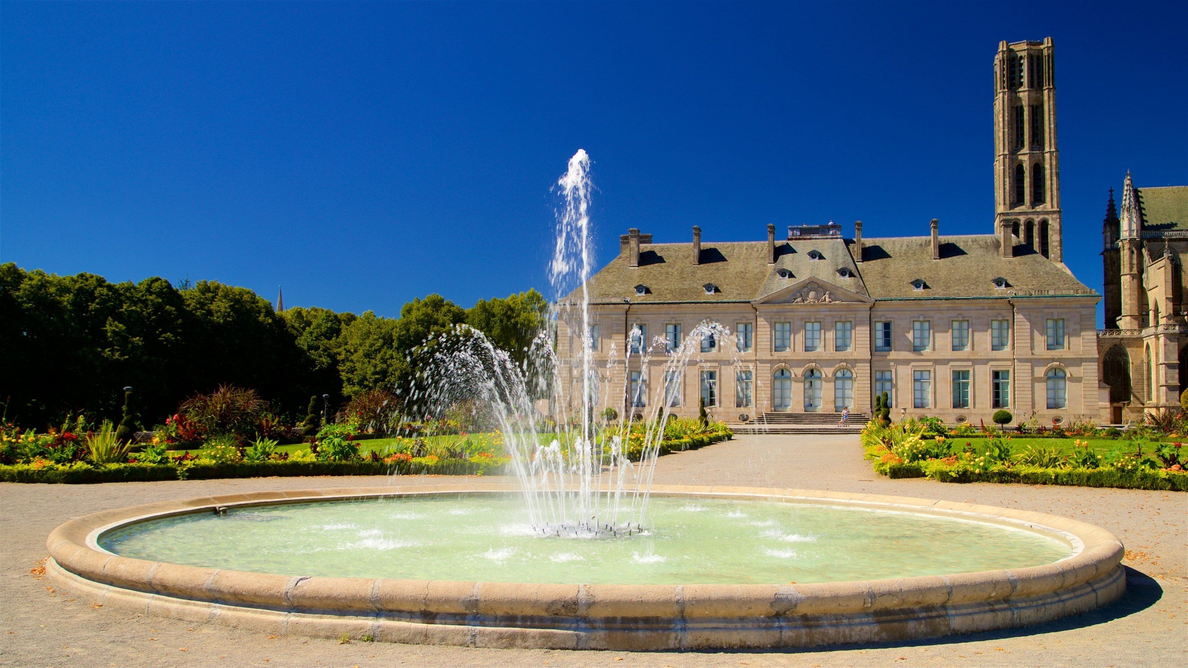 Musée des Beaux Arts che include casa e fontana