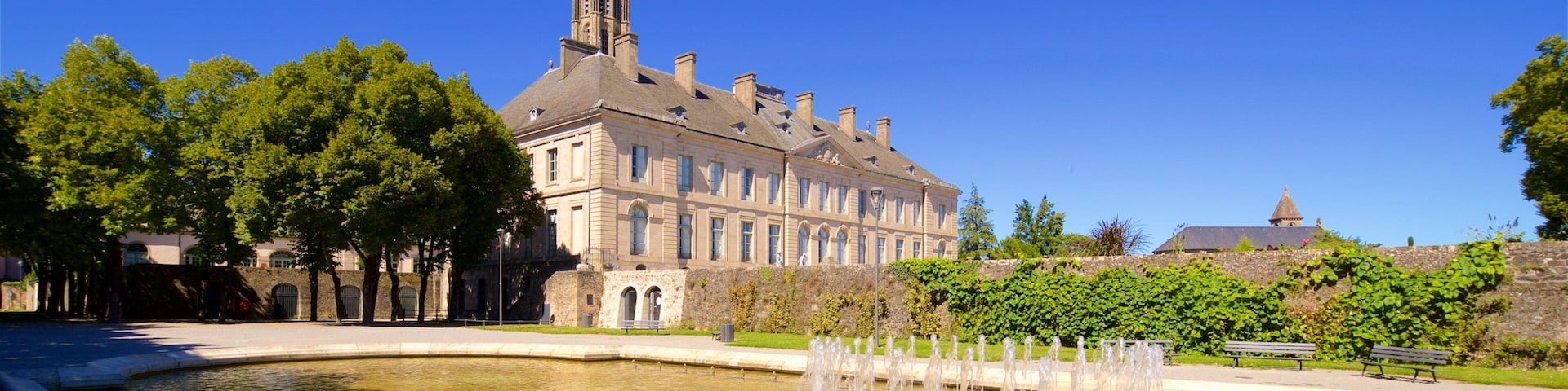 Musée des Beaux Arts which includes a pond, heritage architecture and a fountain