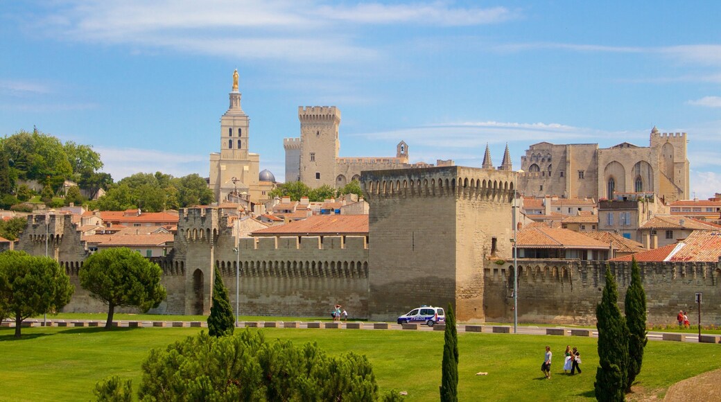 City Walls which includes a city, heritage elements and heritage architecture