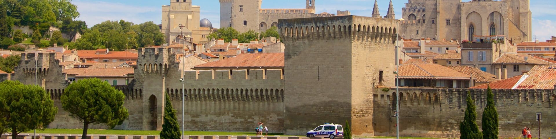 City Walls which includes a city, heritage elements and heritage architecture