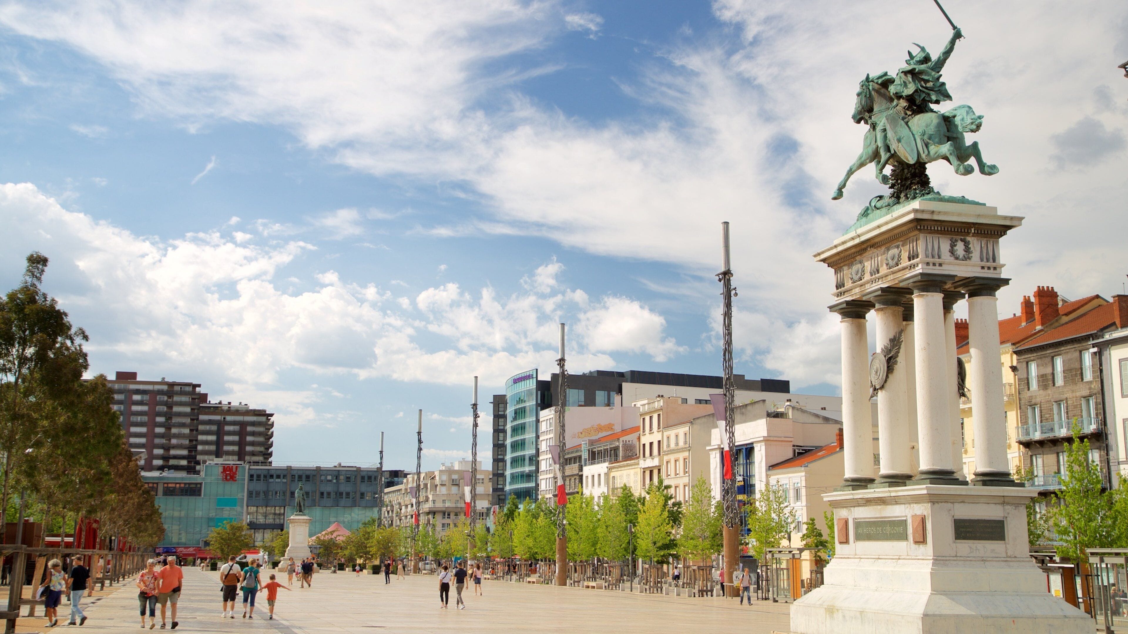 Vercingétorix Statue mostrando un monumento, una estatua o escultura y una ciudad