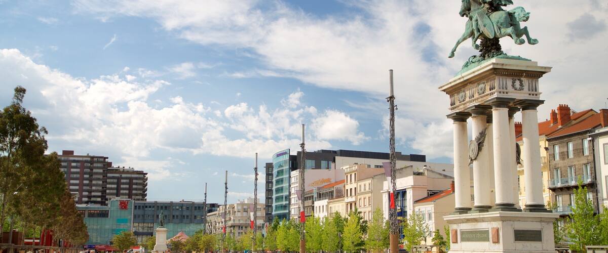 Vercingétorix Statue qui includes statue ou sculpture, square ou place et ville