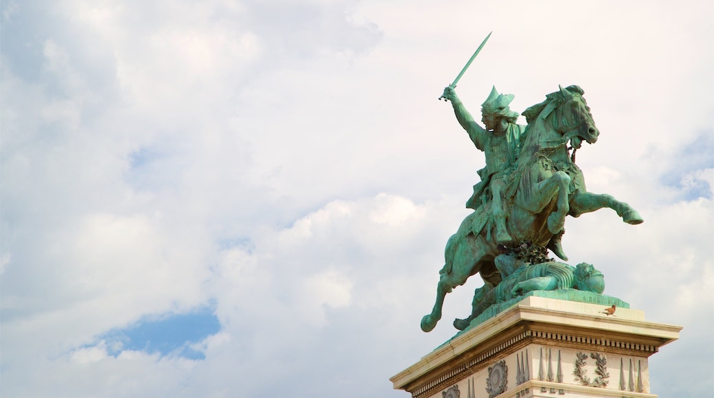 Vercingétorix Statue 呈现出 雕像或雕塑 和 傳統元素