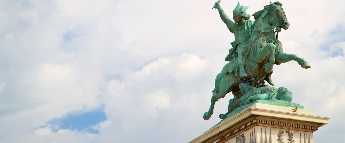 Vercingétorix Statue showing heritage elements and a statue or sculpture