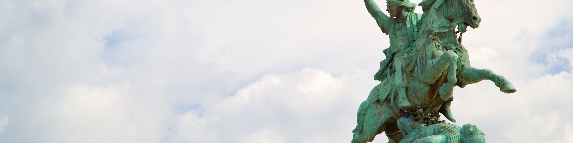 Vercingétorix Statue featuring a statue or sculpture and heritage elements