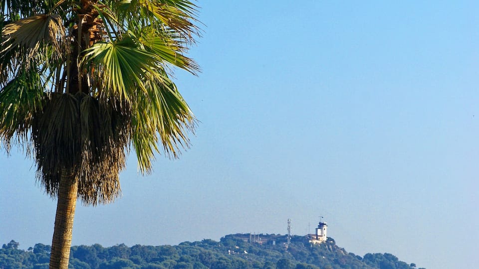 Villefranche-sur-Mer - Avenue Sadi Carnot - View SE on Cap-Ferrat