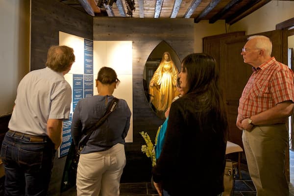 Le Cachot montrant vues intérieures et éléments religieux aussi bien que petit groupe de personnes