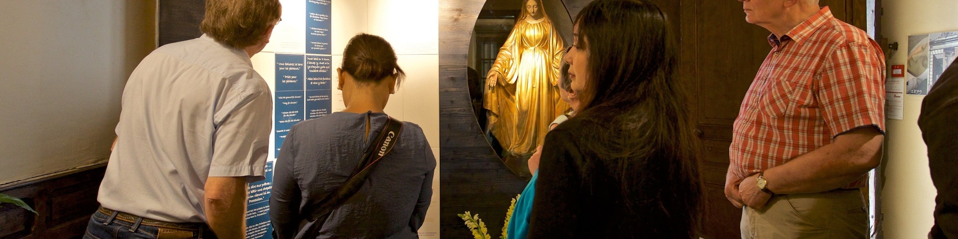 Le Cachot que inclui elementos religiosos e vistas internas assim como um pequeno grupo de pessoas